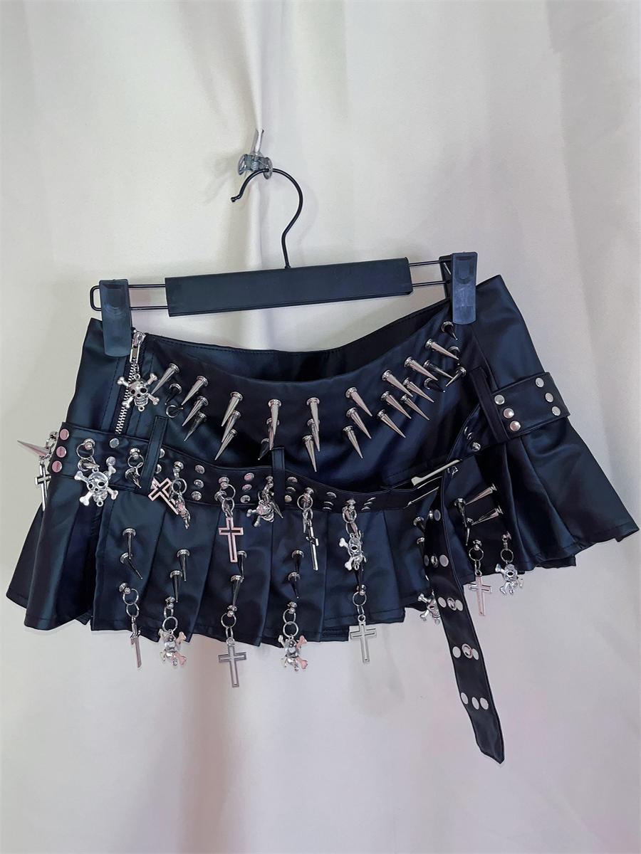 Y2K Fashion PU Leather Rivet Belt Cross Pendant Pleated Mini Skirt for Grunge Aesthetic