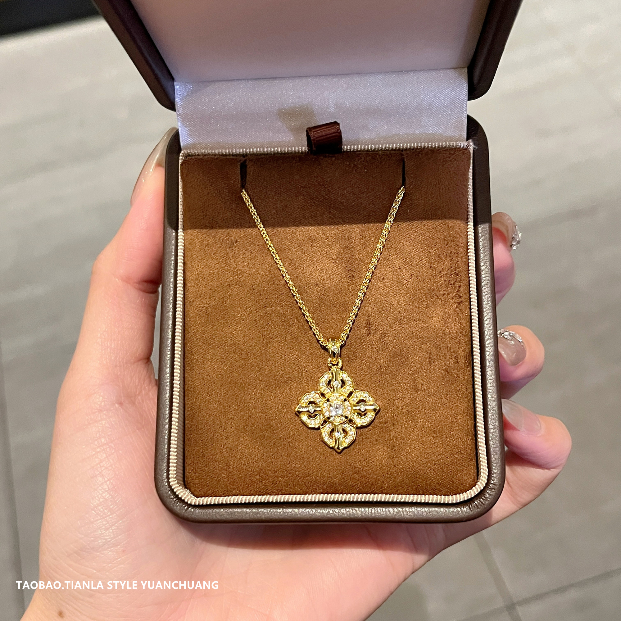 2025 Cross Clover Necklace for Women - Light Luxury Elegant Collarbone Chain, High-End Versatile Accessory