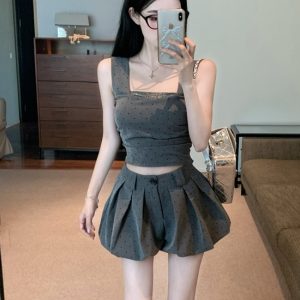 2025 Stylish Women's Suit Vest and Pumpkin Wide-Leg Shorts Set for Petite Individuals - High-End Fashion