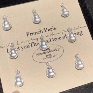 Adjustable Pure Silver Gourd Pendant Necklace with Snowflake Design - Elegant Light Luxury Accessory