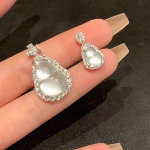 Adjustable Pure Silver Gourd Pendant Necklace with Snowflake Design - Elegant Light Luxury Accessory