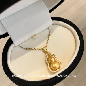 Ancient-Style Sand Gold Gourd Necklace for Women, High-End Light Luxury Pendant, Niche Design Clavicle Chain Gift