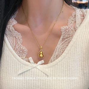 Ancient-Style Sand Gold Gourd Necklace for Women, High-End Light Luxury Pendant, Niche Design Clavicle Chain Gift