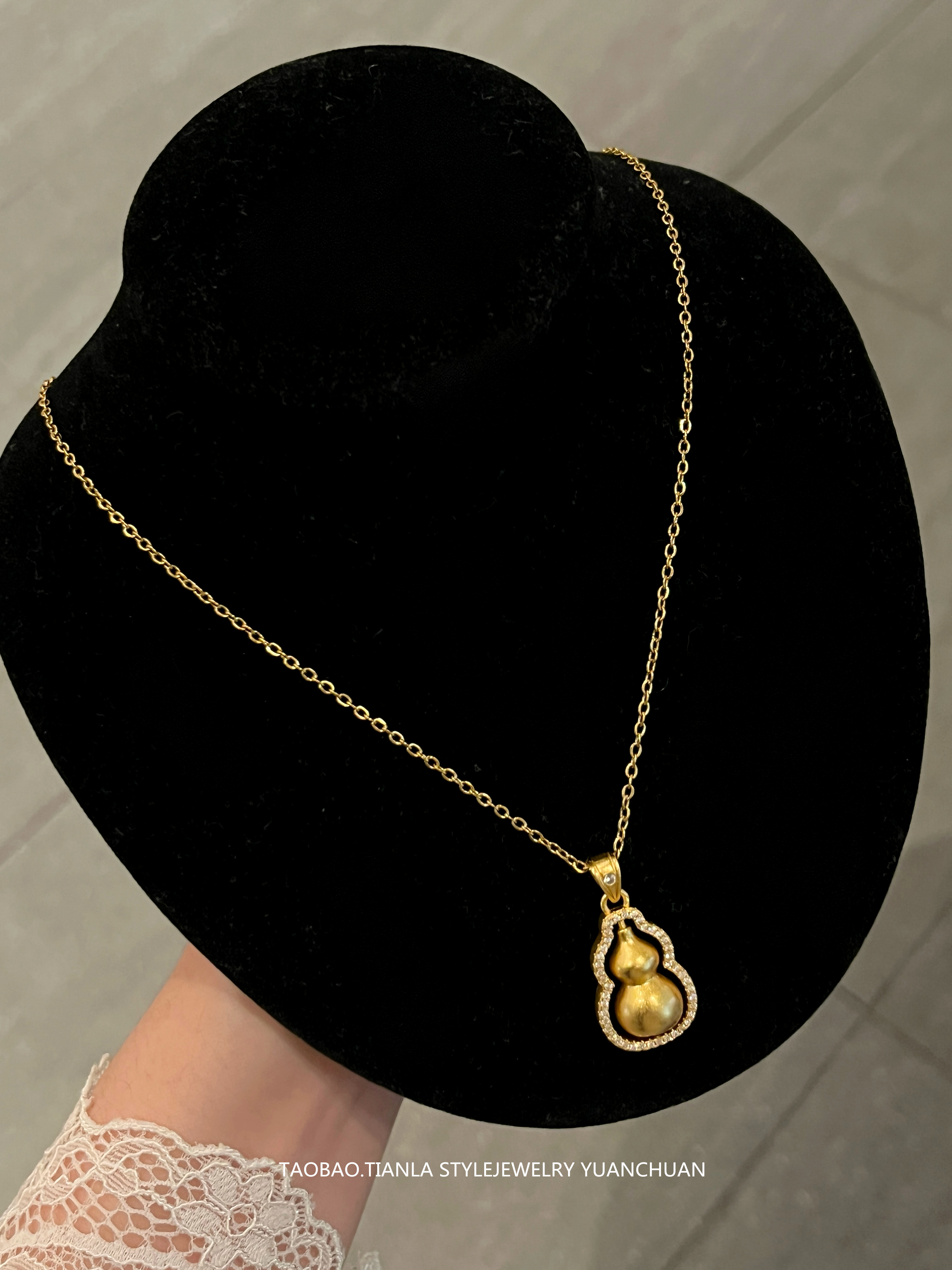 Ancient-Style Sand Gold Gourd Necklace for Women, High-End Light Luxury Pendant, Niche Design Clavicle Chain Gift