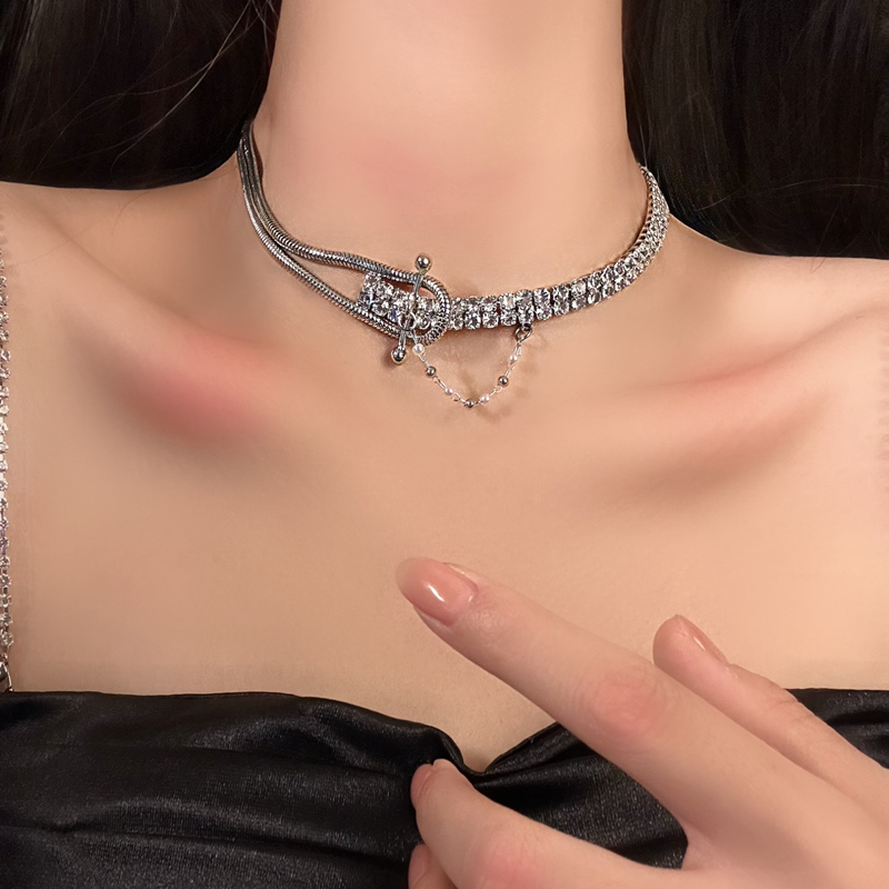 Asymmetrical Cold Shoulder Choker Necklace with Sparkling Diamonds - Cool Style Light Luxury Niche Jewelry for Trendy Looks