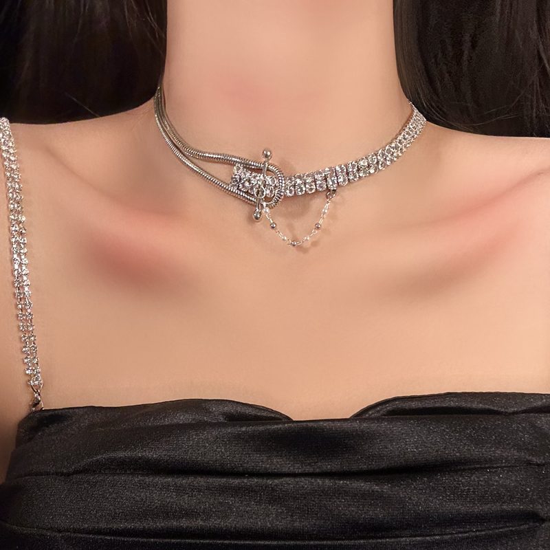 Asymmetrical Cold Shoulder Choker Necklace with Sparkling Diamonds - Cool Style Light Luxury Niche Jewelry for Trendy Looks