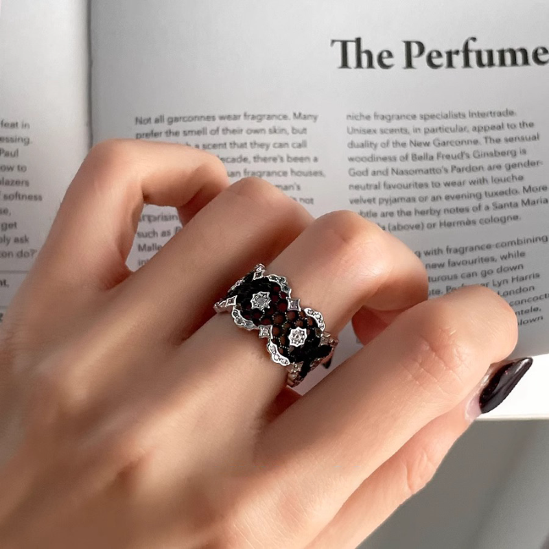Black Lace Hollow Design Ring for Women with Diamonds – Versatile Light Luxury Finger Ring, 2025 Fashion Trend