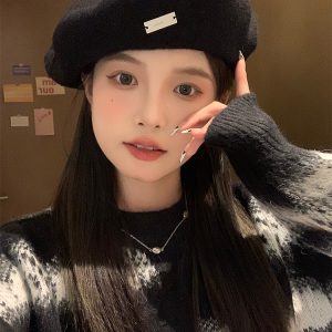 Black Octagonal Painter's Hat Beret for Women - Versatile Autumn Winter Accessory, Flattering Fit for Large Head Circumference