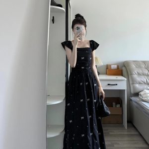 Black Square-Neck Butterfly Embroidered Flying Sleeve Dress - Elegant Waist-Cinching Little Black Dress for Summer 2023
