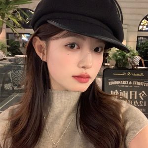 Black Woolen Newsboy Hat for Women - Versatile Octagonal Beret for Autumn and Winter, Vintage Style Painter's Hat