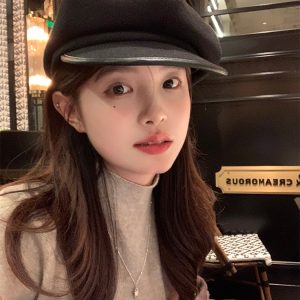 Black Woolen Newsboy Hat for Women - Versatile Octagonal Beret for Autumn and Winter, Vintage Style Painter's Hat