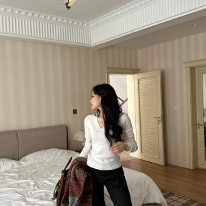 Cashmere Wool Sweater - 4-Color Knitwear with Sophisticated Old Money Vibe, Elegant Style for Fall and Winter Fashion