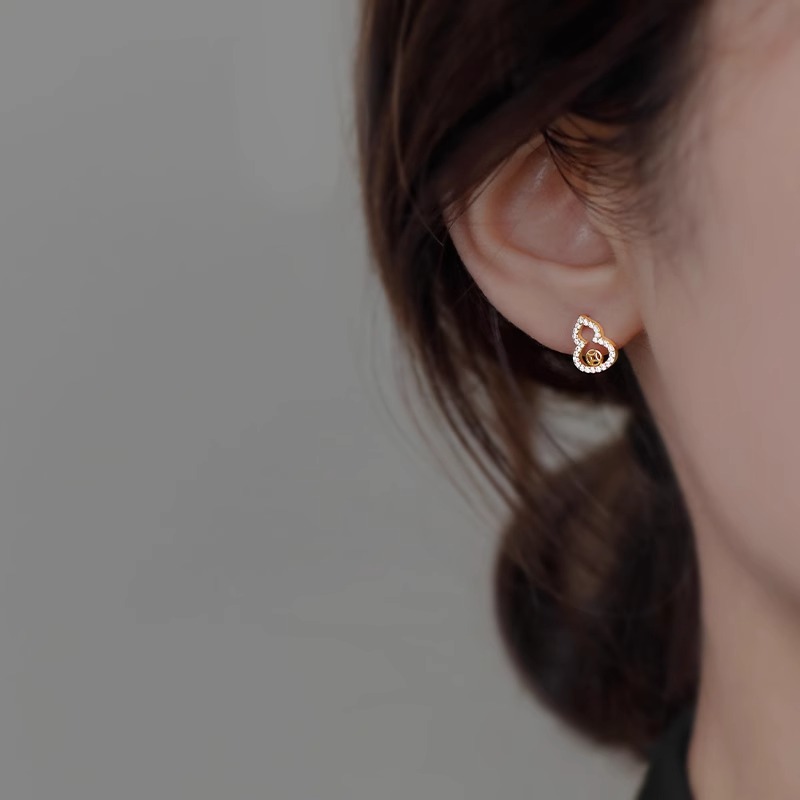 Chic Niche Ear Bone Stud Earrings for Women - Stylish Parisian Design, Trendy and Elegant Accessory