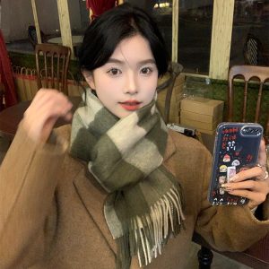 Classic Plaid Color-Blocking Warm Scarf - Versatile High-End Neck Gaiter for Autumn and Winter in Korean Style