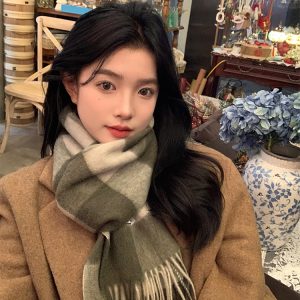 Classic Plaid Color-Blocking Warm Scarf - Versatile High-End Neck Gaiter for Autumn and Winter in Korean Style