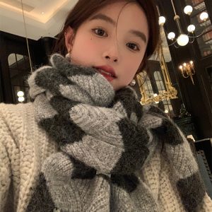 Color-Block Knitted Shell Scarf for Women - 