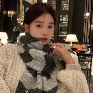 Color-Block Knitted Shell Scarf for Women - 