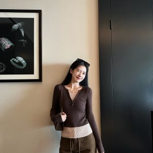 Color-Blocking Rabbit Fleece Spliced Faux Two-Piece V-Neck Knitted Base Top – Trendy 90s-Inspired Style for Modern Outfits