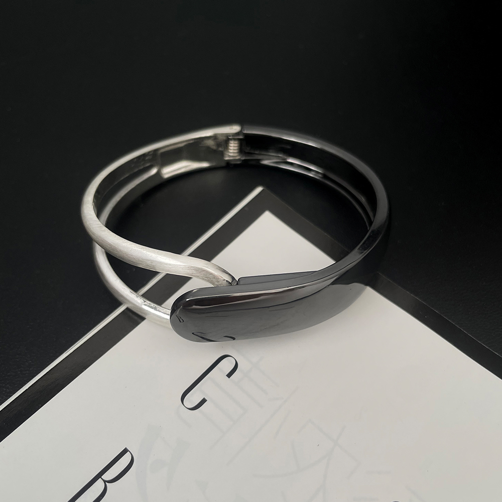 Cool-Toned Minimalist Alloy Bracelet for Women - Versatile Jewelry Accessory, Perfect for Performances and Everyday Wear