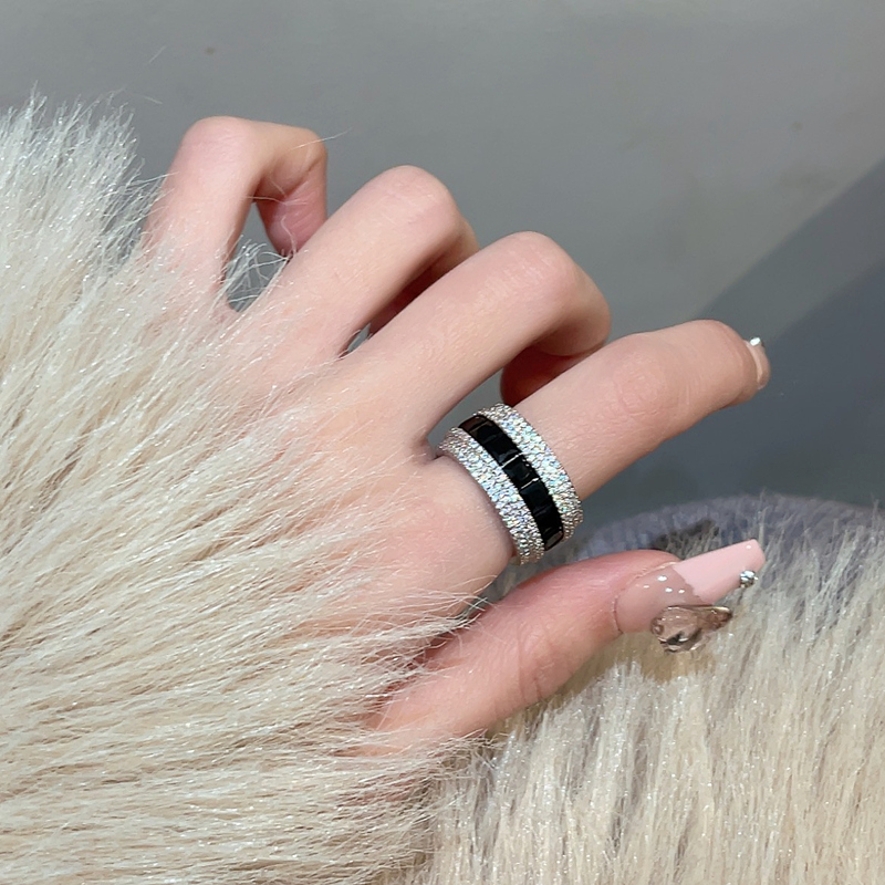 Diamond-Studded Wide Ring for Women - Luxurious Personalized Square Sugar Ring - High-End Fashion Jewelry 2024