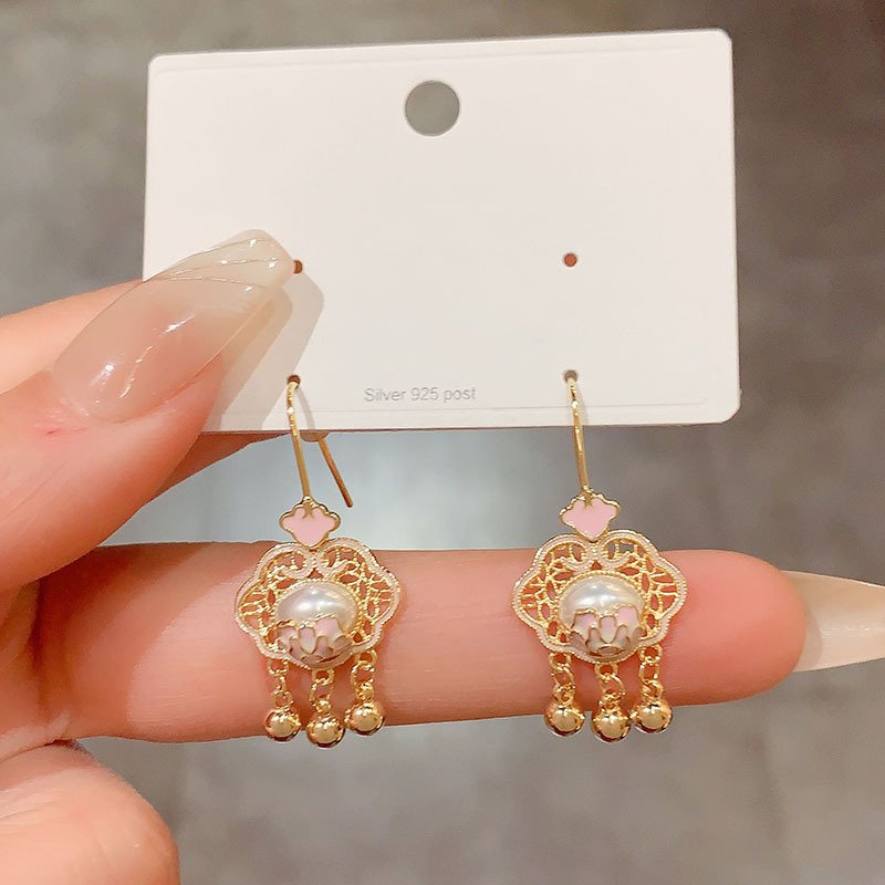 Elegant Chinese Style Pearl Hook Earrings for Girls - Fresh Design for Chic and Stylish Looks