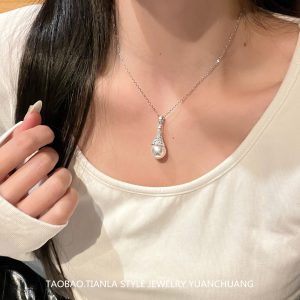 Elegant Flashing Diamond Snow Tower Pearl Necklace for Women, Pure Silver Collarbone Chain, Light Luxury, Exquisite Design