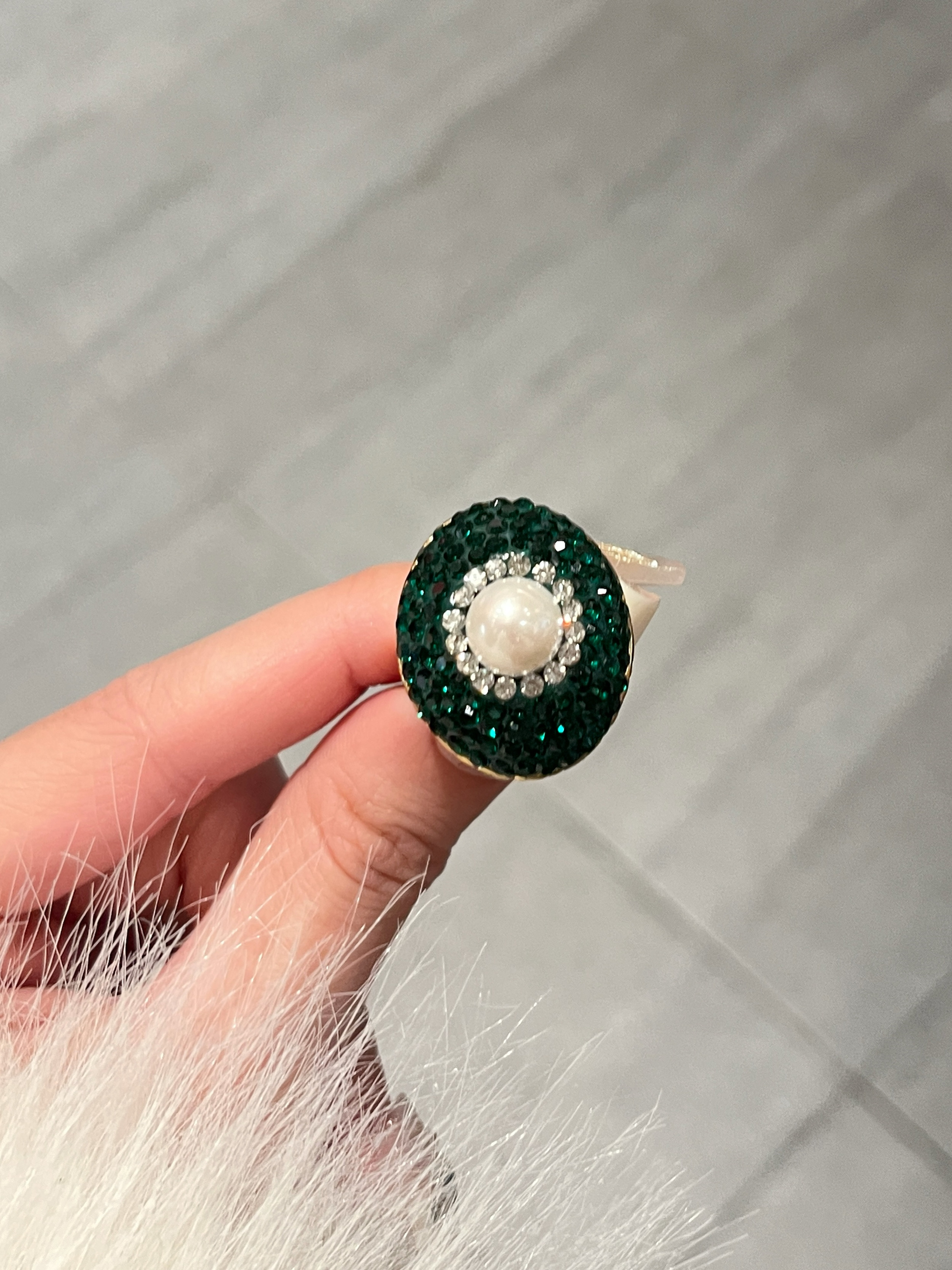 Elegant Green Gemstone Pearl Ring for Women - Unique Light Luxury Design, Trendy Index Finger Accessory, 2025 Fashion Statement.