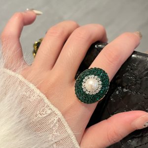 Elegant Green Gemstone Pearl Ring for Women - Unique Light Luxury Design, Trendy Index Finger Accessory, 2025 Fashion Statement.