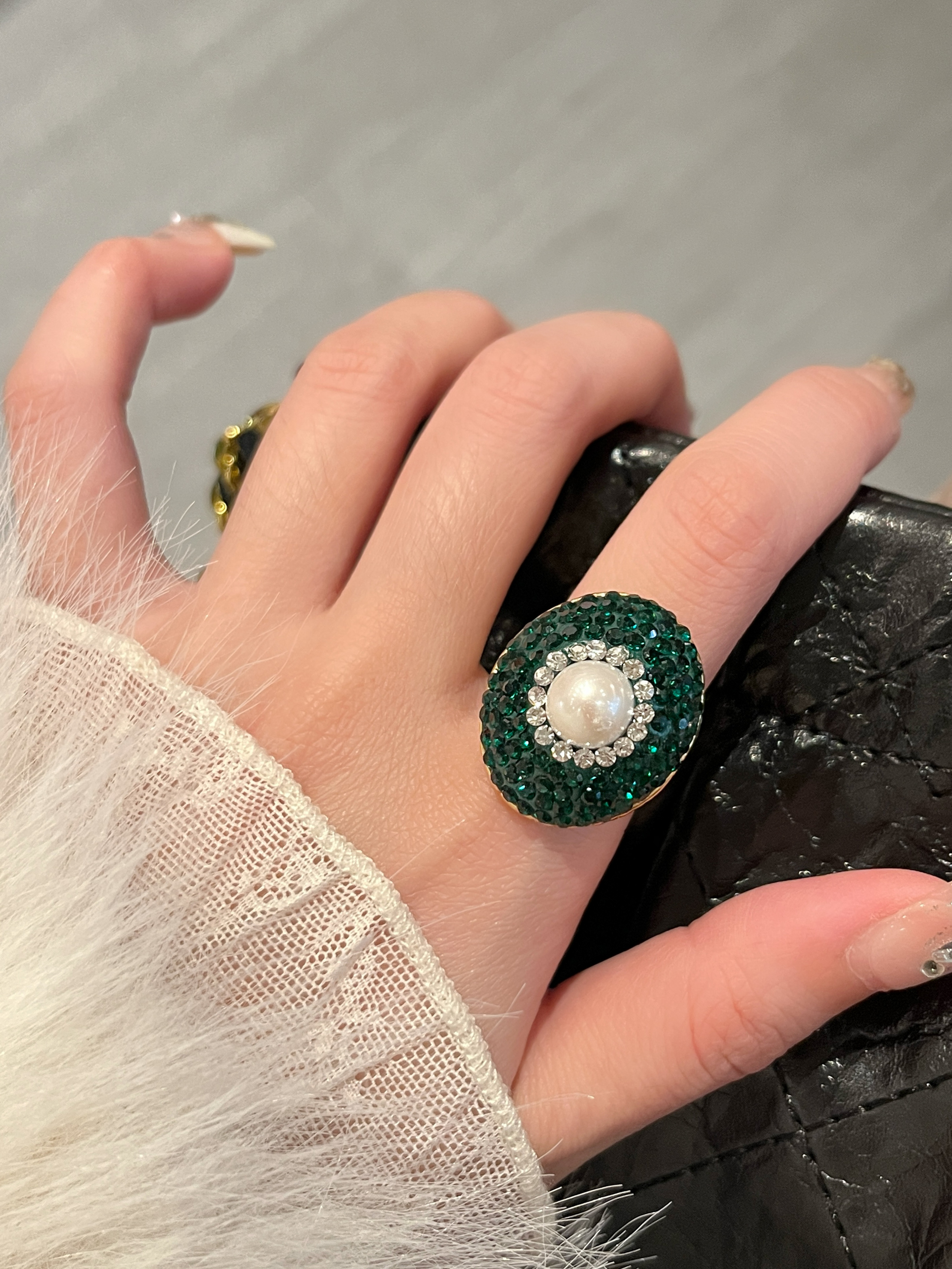Elegant Green Gemstone Pearl Ring for Women - Unique Light Luxury Design, Trendy Index Finger Accessory, 2025 Fashion Statement.