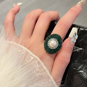 Elegant Green Gemstone Pearl Ring for Women - Unique Light Luxury Design, Trendy Index Finger Accessory, 2025 Fashion Statement.