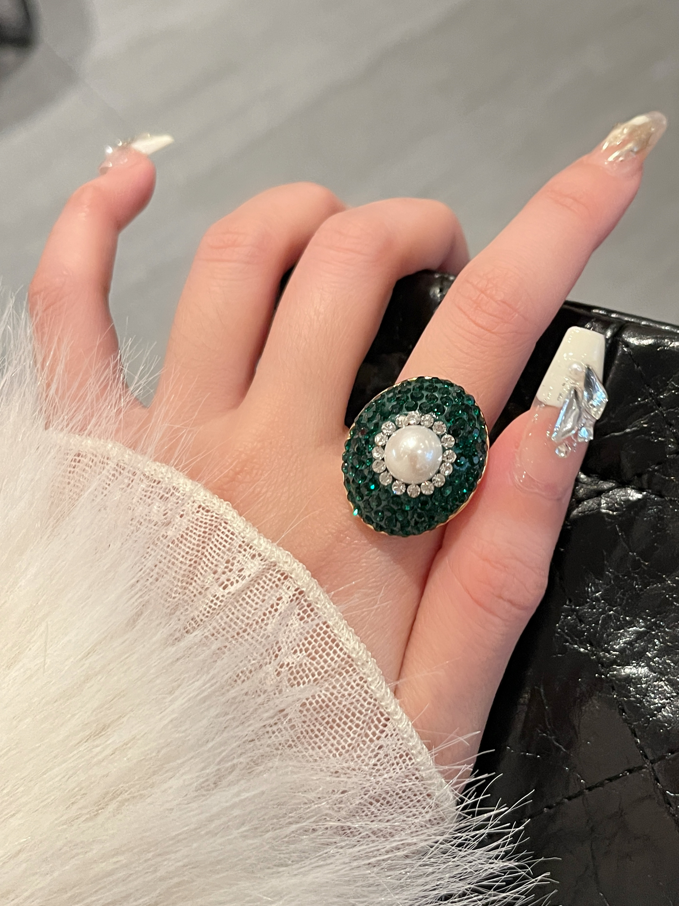 Elegant Green Gemstone Pearl Ring for Women - Unique Light Luxury Design, Trendy Index Finger Accessory, 2025 Fashion Statement.