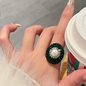 Elegant Green Gemstone Pearl Ring for Women - Unique Light Luxury Design, Trendy Index Finger Accessory, 2025 Fashion Statement.
