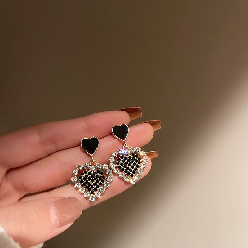 Elegant Heart-Shaped Hollow Earrings, Niche Designer Style, Chic Ear Accessories for Fashion Lovers