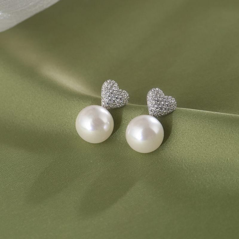 Elegant Minimalist Micro-Inlaid Zircon Heart Pearl Stud Earrings for Women - Versatile Light Luxury Niche Design
