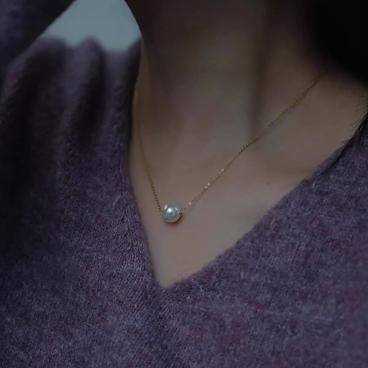 Elegant Mirror Finish Pearl Necklace for Women - Luxurious Clavicle Chain, Trendy Fashion Accessory, Perfect for Special Occasions