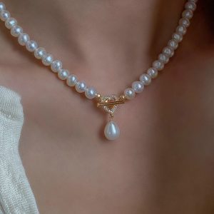 Elegant Pearl Heart OT Buckle Necklace for Women, Light Luxury Clavicle Chain, Trendy Accessory for Chic Style