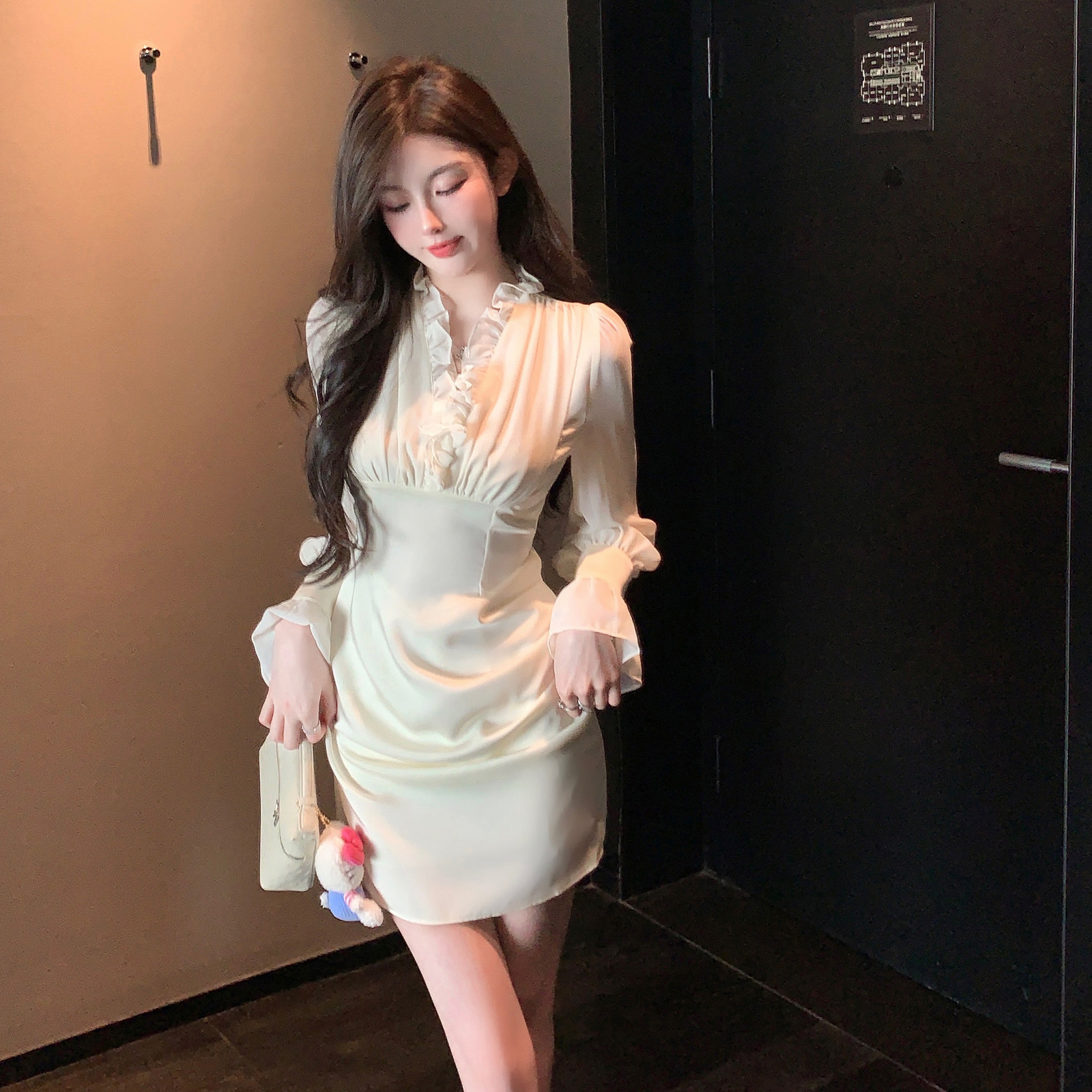 Elegant White Satin Chiffon Ruffled V-Neck Dress with High Waist, Slim Fit, and Short Skirt – Perfect for Autumn Events