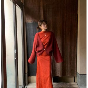 Elegant Women's Chinese Red Knitted Cardigan - Versatile Backless Cape Sweater with National Style Design