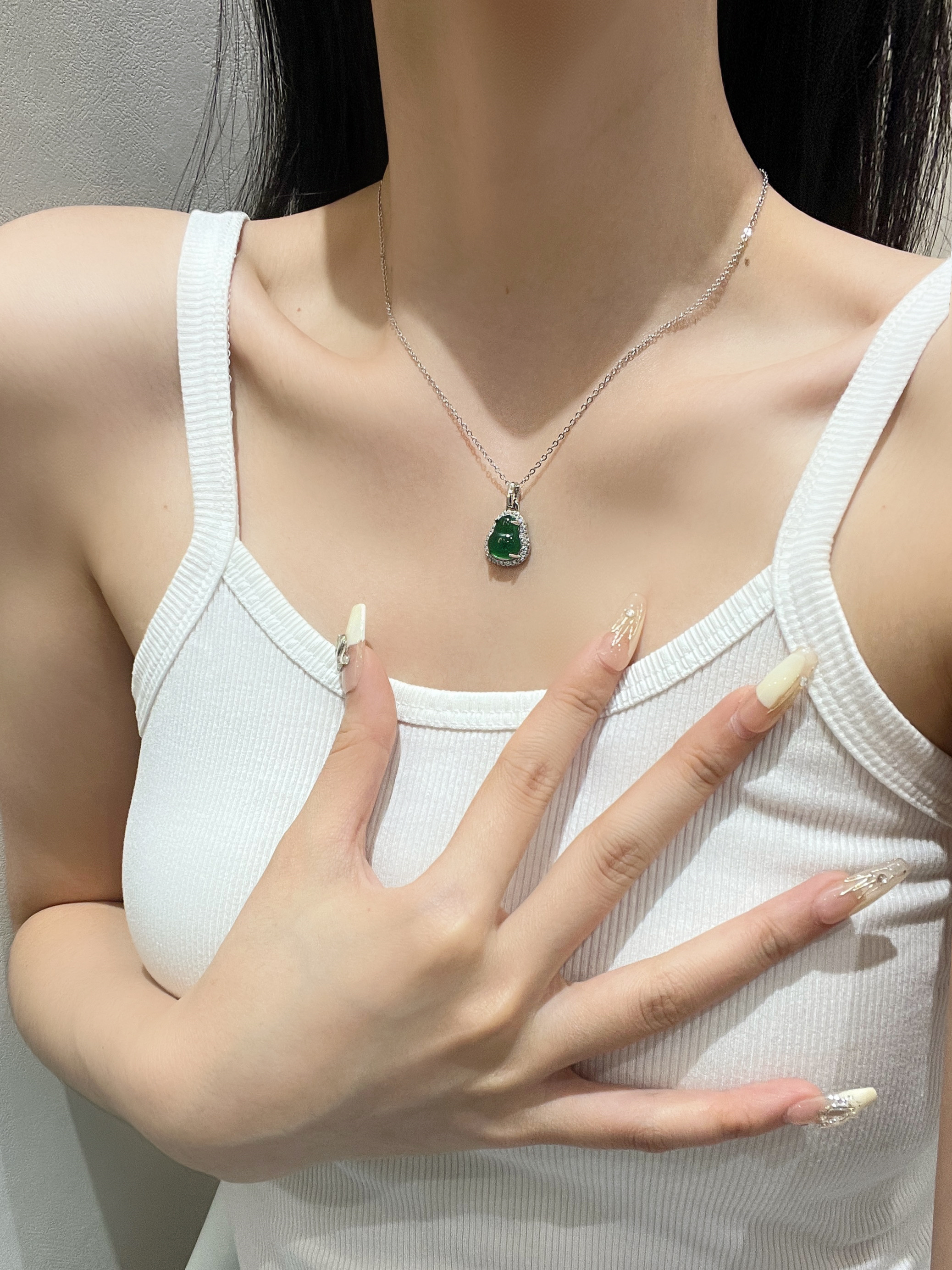 Emerald Green Jade Gourd Pendant Necklace for Women - Summer Light Luxury Versatile Fashion Collarbone Chain