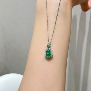 Emerald Green Jade Gourd Pendant Necklace for Women - Summer Light Luxury Versatile Fashion Collarbone Chain