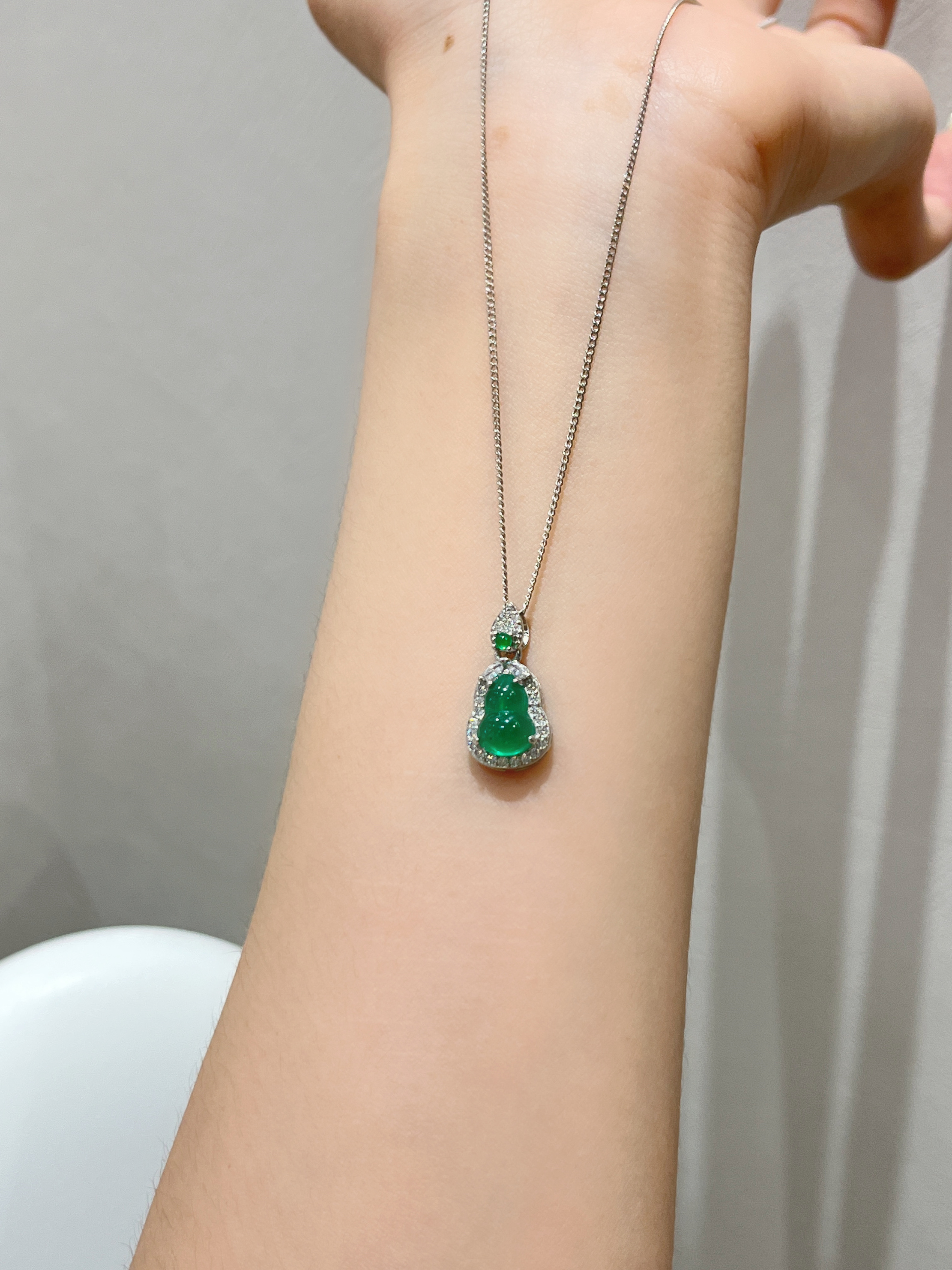 Emerald Green Jade Gourd Pendant Necklace for Women - Summer Light Luxury Versatile Fashion Collarbone Chain