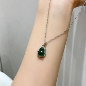 Emerald Green Jade Gourd Pendant Necklace for Women - Summer Light Luxury Versatile Fashion Collarbone Chain