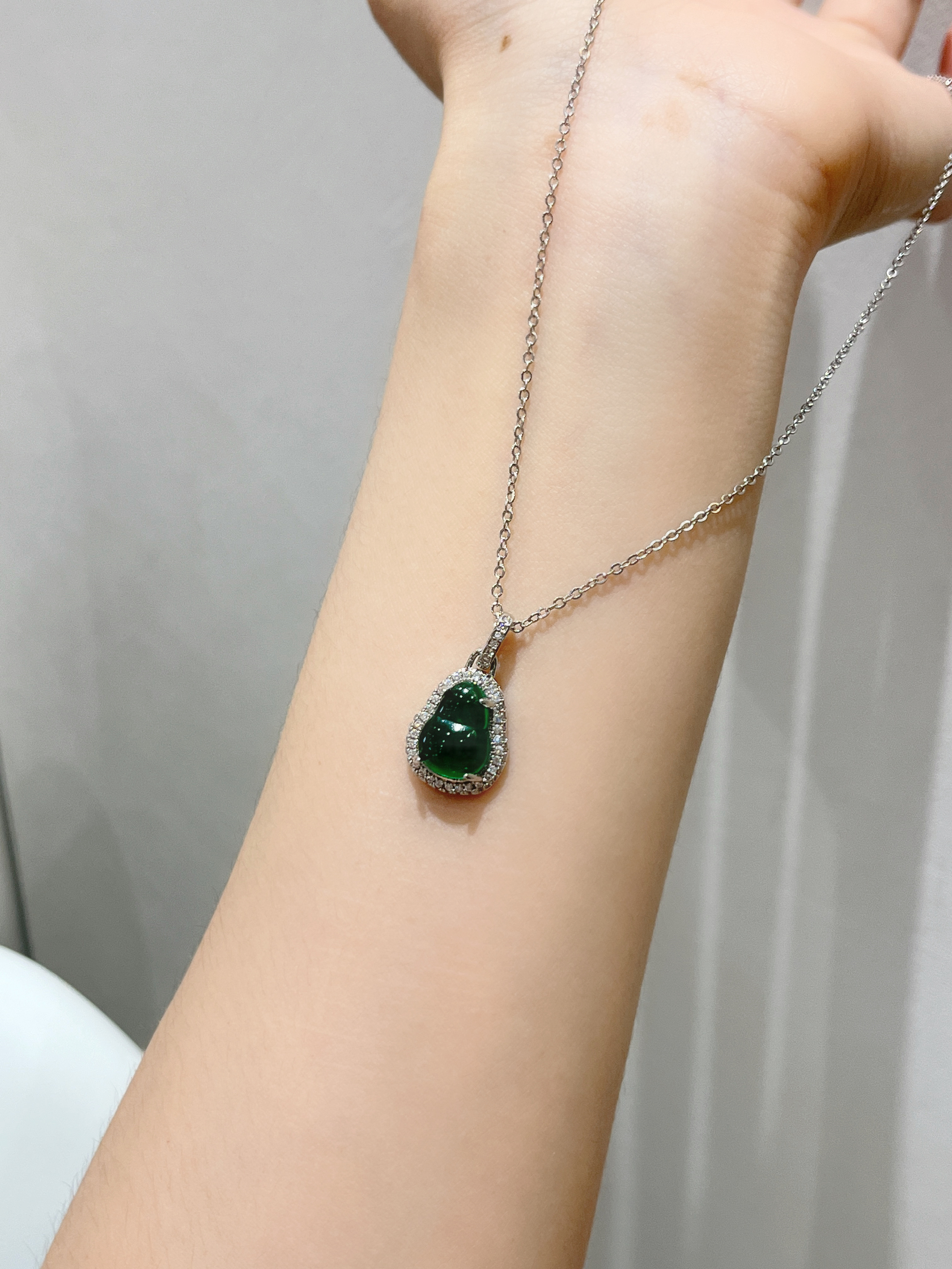 Emerald Green Jade Gourd Pendant Necklace for Women - Summer Light Luxury Versatile Fashion Collarbone Chain