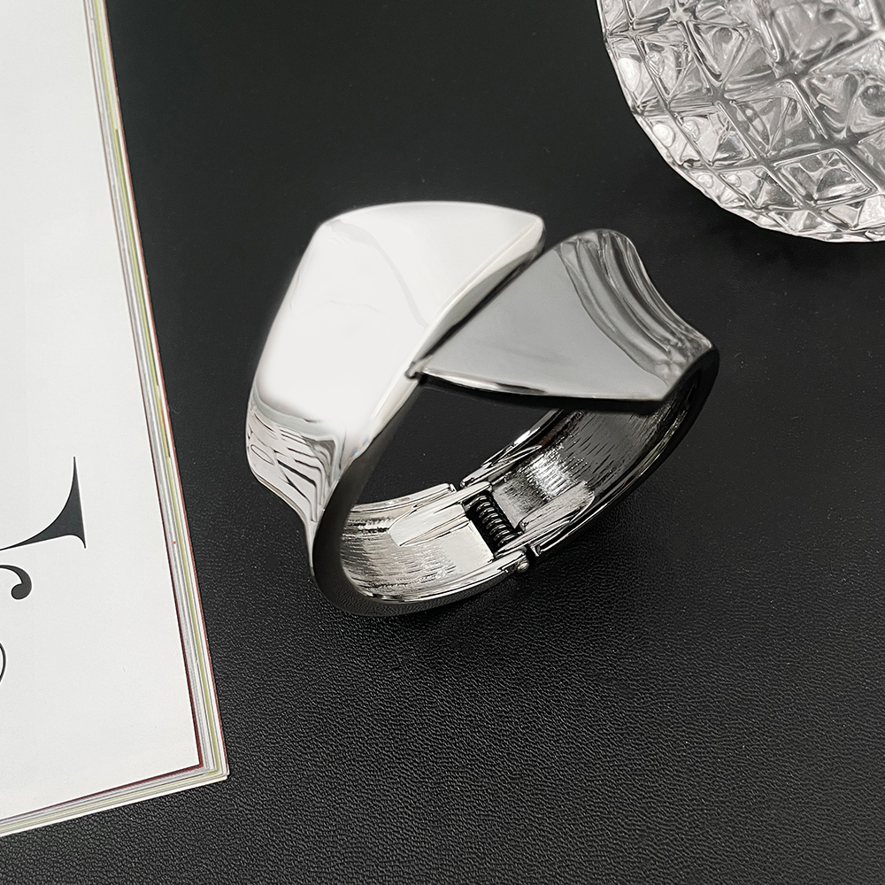 Exaggerated Metal Bracelet for Women - Retro Niche Design, Versatile Hand Accessory, Personalized Temperament Arm Ring