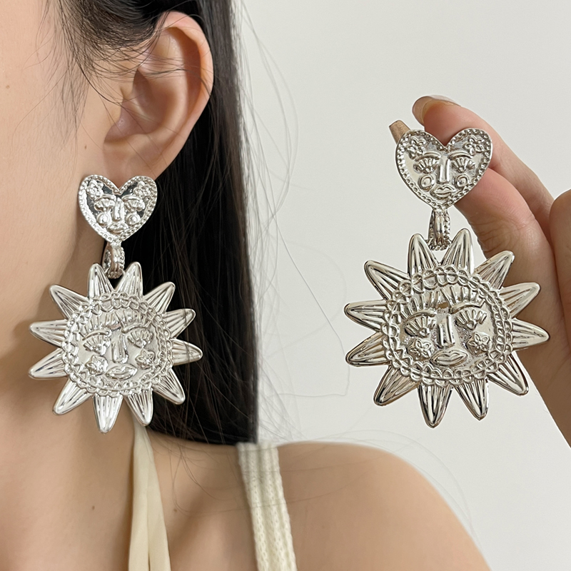 Exaggerated Metal Sunflower Pendant Earrings - Unique High-End Heart Studs for 2024 European and American Heavy Industry Style