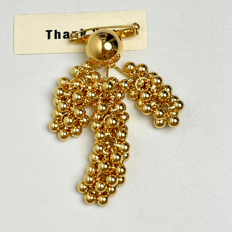 Exquisite Beaded Grape Brooch for Women - Gold and Silver High-End Suit Pin, Fashionable Corsage Accessory