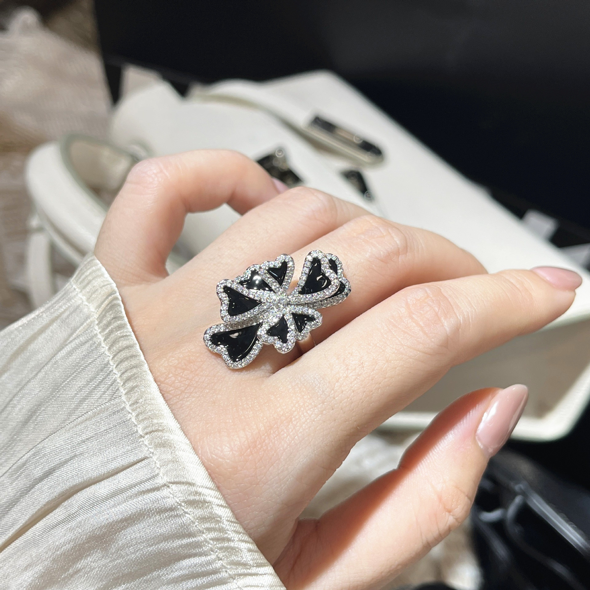 Exquisite Black Petal Ring for Women - Diamond-Studded Light Luxury Fashionable Index Finger Accessory