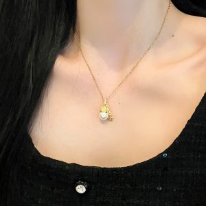 Exquisite Christmas Hat Pearl Necklace for Women - Light Luxury Sparkling Star Clavicle Chain, Versatile Holiday Accessory
