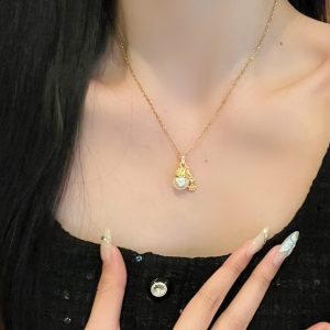 Exquisite Christmas Hat Pearl Necklace for Women - Light Luxury Sparkling Star Clavicle Chain, Versatile Holiday Accessory