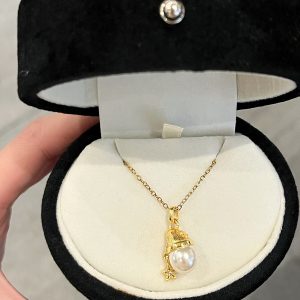 Exquisite Christmas Hat Pearl Necklace for Women - Light Luxury Sparkling Star Clavicle Chain, Versatile Holiday Accessory